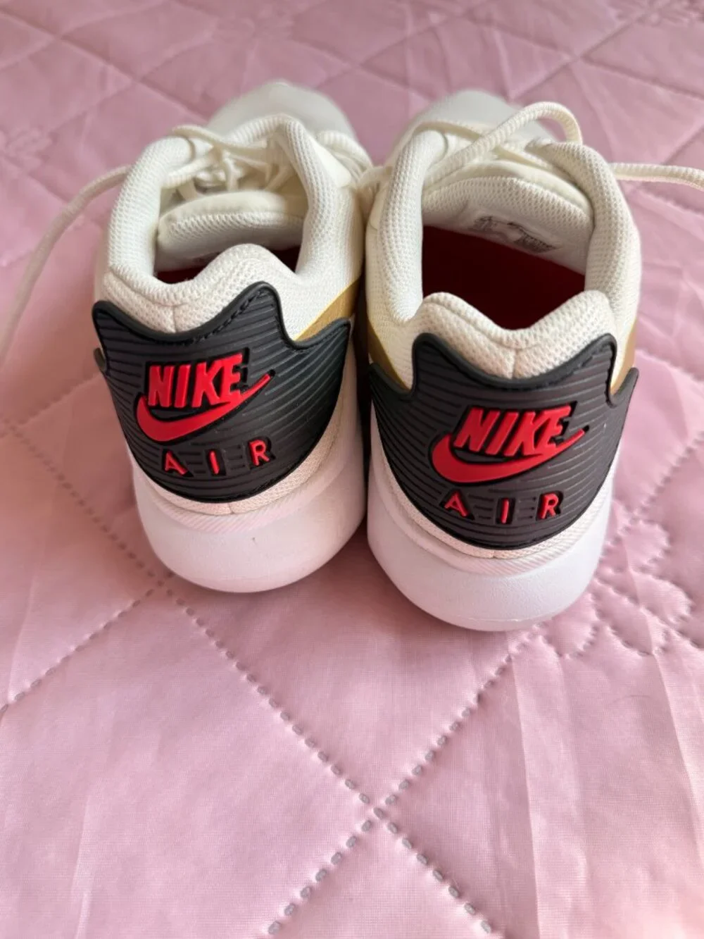 Nike Air Max Oketo Women's 7.5 White Gold Sneakers